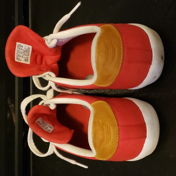 Red Adidas low tops - Picture 4 of 5